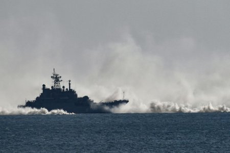 VIDEO: Nava Cezar K<span style='background:#EDF514'>UNIK</span>ov a fost scufundata. Ucraina publica imagini cu atacul cu drone maritime asupra navei ruse din Marea Neagra