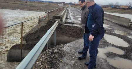 Un pod provizoriu peste raul Suceava s-a surpat, din cauza cresterii debitului apei VIDEO