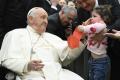 Papa Francisc le cere catolicilor sa renunte la retelele de socializare in timpul Postului Mare: 