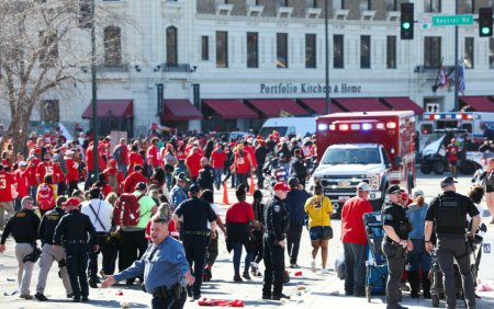 Atac armat la parada Super <span style='background:#EDF514'>BOWL</span>, in SUA. Mai multi oameni au fost raniti. Doua persoane au fost arestate | VIDEO