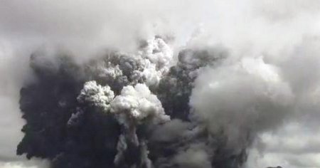 Un vulcan a erupt in Japonia aruncand <span style='background:#EDF514'>CENUSA</span> la cinci kilometri inaltime VIDEO