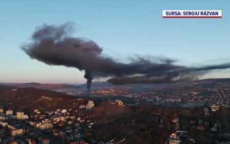 S-a auzit o <span style='background:#EDF514'>BUBUI</span>tura. Incendiu de proportii la o hala din Cluj-Napoca. A fost emis mesaj RO-Alert pentru localnici