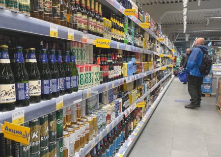 Un barbat a fost scos cu politia dintr-un supermarket din Blaj, dupa ce inceput sa bea bere si whisky sustrase de pe rafturi