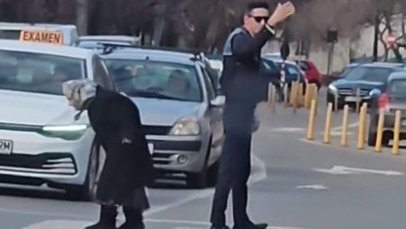 Asa arata normalitatea!. Un politist a oprit examenul si a coborat din masina pentru a ajuta o femeie sa traverseze strada, la Ploiesti | VIDEO