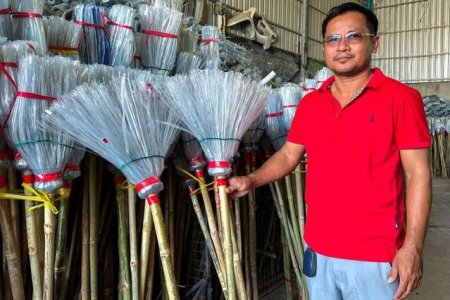 Un barbat din Cambodgia transforma tone de sticle de plastic in maturi