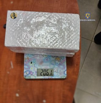 Un barbat a fost prins la Timisoara in timp ce vindea doua <span style='background:#EDF514'>KILOGRAME</span> de cocaina cu 70.000 de euro
