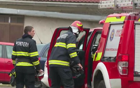 Copil de cinci luni, scos dintr-o masina, de catre pompieri, in Hunedoara. Portierele se autoblocasera