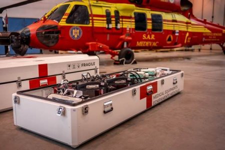 Deltamed a echipat elicopterele BlackHawk cu brancarde medicalizate care transporta pacienti in situatie critica