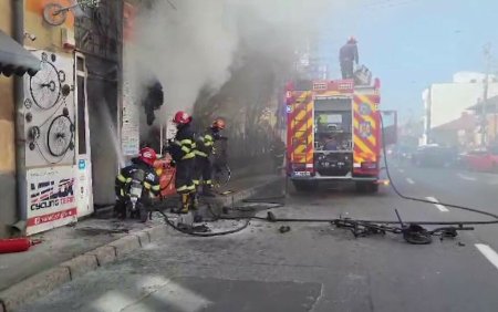 Un barbat este in stare critica dupa un incendiu violent urmat de o explozie, la un magazin de piese auto din Pitesti