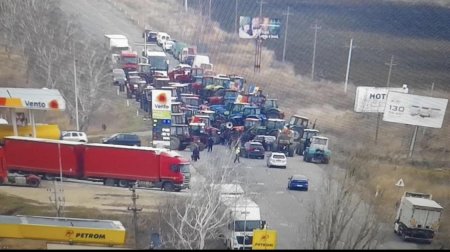 Proteste <span style='background:#EDF514'>LA VAMA</span> Leuseni-Albita: Drum blocat de fermierii moldoveni