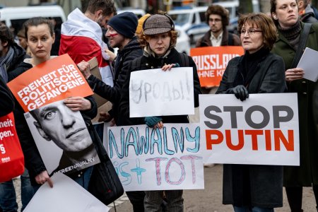 Proteste in fata ambasadelor Rusiei din Europa dupa anuntul despre moartea lui Aleksei Navalnii: „Putin este un ucigas” | VIDEO