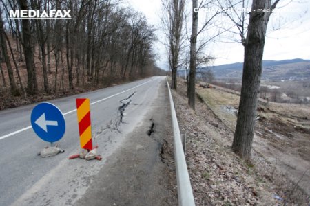 <span style='background:#EDF514'>MARAMURES</span>: Alunecare de teren pe DN 18, trafic pe un singur sens