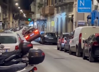 Din fericire, nu a ucis pe nimeni. Un sofer de SUV a avariat 13 masini intr-o noapte, in Bari, dupa ce s-a urcat pe ele | VIDEO
