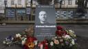 Flori si <span style='background:#EDF514'>LUMANARI</span> aprinse au fost depuse in memoria disidentului Alexei Navalnii in fata Ambasadei Rusiei la Bucuresti