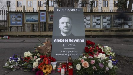 Flori si lumanari aprinse au fost depuse in memoria disidentului Alexei Navalnii in fata Ambasadei Rusiei la Bucuresti