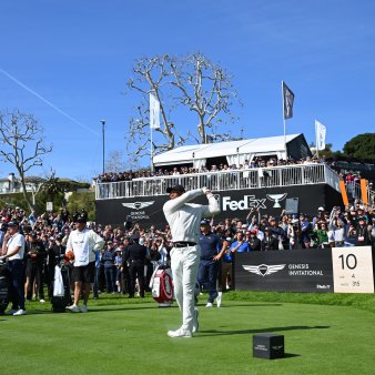 Tiger Woods a facut lumina dupa retragerea din turneul pe care il patroneaza in California