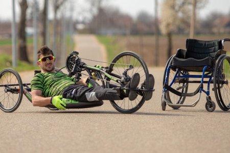 REPORTAJ Oradeanul campion la paraciclism care arata pe TikTok cum e viata in scaun cu rotile, in Romania. 