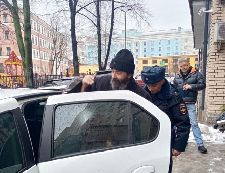 Un preot rus a fost retinut la Sankt Petersburg dupa ce a anuntat ca va face o slujba de pomenire pentru Aleksei Navalnii