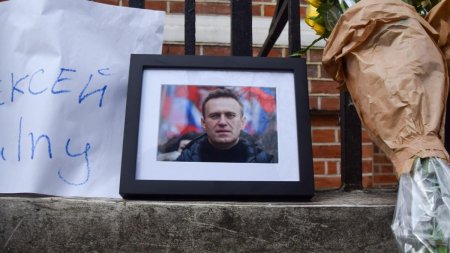 Navalnii este comemorat in fata Ambasadei Rusiei din Bucuresti