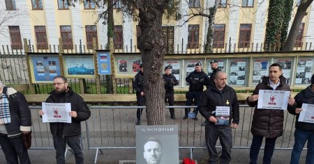 Adunare in memoria lui Navalnii, in fata Ambasadei Rusiei la Bucuresti. Cei prezenti au cerut ca Soseaua Kiseleff sa poarte numele disidentului rus VIDEO