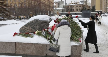 Ambasadoarea SUA la Moscova s-a recules la un memorial improvizat pentru Navalnii: Victima a represiunii politice