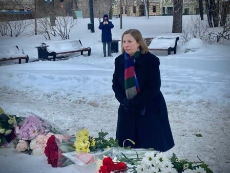 Ambasadoarea SUA la Moscova a depus flori la <span style='background:#EDF514'>MEMORIALUL</span> dedicat lui Navalnii