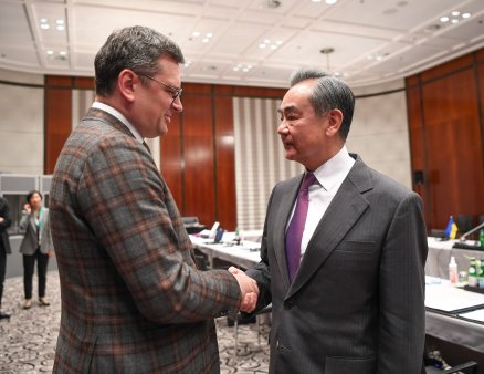 China asigura Kievul ca nu furnizeaza arme letale Rusiei, insistand ca vrea negocieri de pace si ca „nu toarna gaz pe foc”
