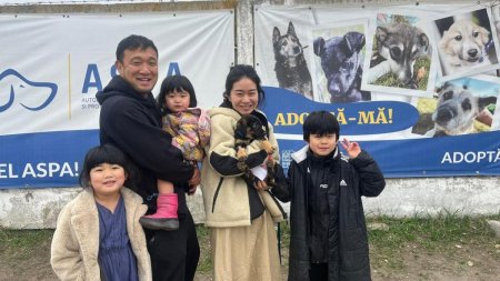 O familie de japonezi a adoptat un catelus din Bragadiru