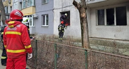 Incendiu la parterul unui bloc din Slatina, 16 oameni au fost evacuati, unul a suferit un atac de panica