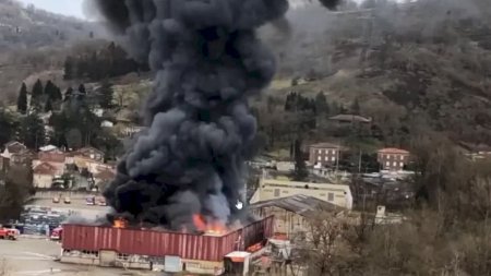Sute de tone de baterii cu litiu au luat foc intr-un incendiu de proportii la o fabrica din Franta