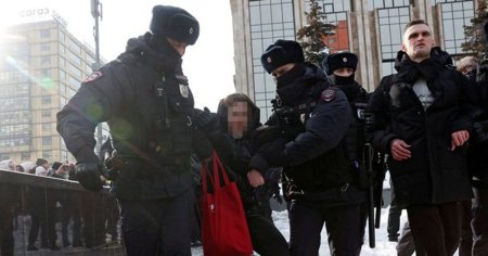 Autoritatile ruse impiedica orice o<span style='background:#EDF514'>MAGIE</span>re a lui Navalnii. Sute de rusi arestati