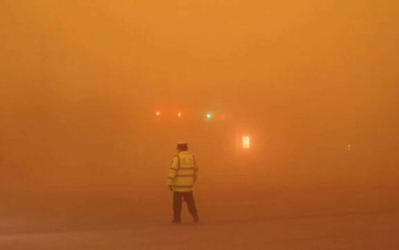 O furtuna uriasa de nisip a lovit mai multe orase din nordul Chinei. Vantul a atins si 160 de km/h