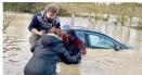 Sofer luat de apa cu tot cu masina in Marea Britanie, salvat de un cuplu in timp ce echipele de urgenta priveau: 