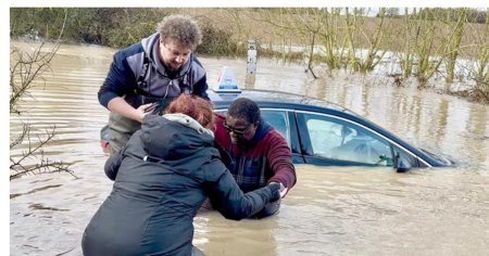 Sofer luat de apa cu tot cu masina in Marea Britanie, salvat de un cuplu in timp ce echipele de urgenta priveau: Nu au voie sa intre decat pana la brau