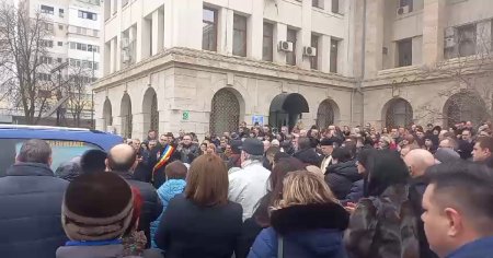 <span style='background:#EDF514'>SICRIU</span>l cu trupul neinsufletit al fostului presedinte al Consiliului Judetean Vrancea, intampinat cu aplauze la Focsani VIDEO