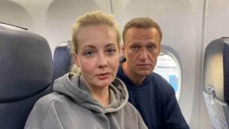  Sotia lui Navalnii acuza autoritatile ruse ca disidentul a fost otravit cu <span style='background:#EDF514'>NOVICIO</span>k