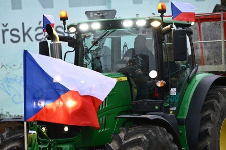 Sute de agricultori cehi au intrat cu tractoarele in centrul orasului Praga