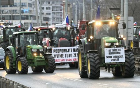 Protest de amploare in Cehia. Fermierii au iesit in strada cu sute de <span style='background:#EDF514'>TRACTOARE</span> si camioane| FOTO