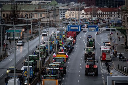 Protest al fermierilor din Cehia fata de politicile agricole ale UE. Tractoare, in centrul orasului Praga