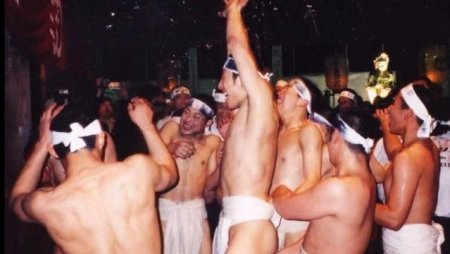 Festivalul Naked Man isi deschide usa femeilor pentru prima data in 1250 de ani