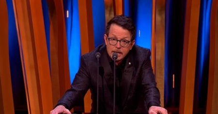 Michael J. Fox, ovationat la Premiile BAFTA! Actorul a venit pe scena in scaun cu rotile