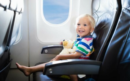 Companiile aeriene care separa copiii de parinti in avion. Ce se intampla la <span style='background:#EDF514'>WIZZ AIR</span> si Ryanair