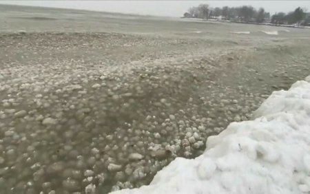 Bile uriase de gheata pe un lac in apropiere de cascada Niagara. De ce apare acest fenomen
