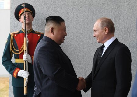 Putin i-a daruit lui <span style='background:#EDF514'>KIM JONG UN</span> o masina ruseasca. Cadoul ar putea fi o incalcare a sanctiunilor ONU