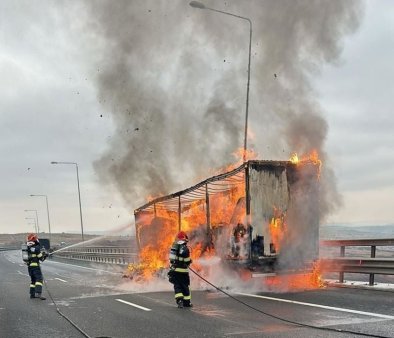 Un TIR a luat foc pe Autostrada A 1, in judetul Sibiu. Remorca autocamionului a ars ca o torta