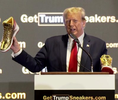 Donald Trump si-a lansat propria linie de <span style='background:#EDF514'>TENESI</span> /FOTO! Cat costa o pereche de T aurii, cu detalii de pe steagul american