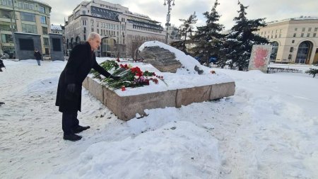 Ambasadorul Romaniei la Moscova a depus flori in memoria lui Aleksei Navalnii la un monument al represiunii politice de unde au fost arestati sute de rusi