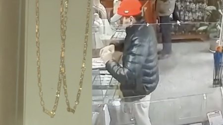 Momentul in care un hot deghizat in client fura doua lanturi de aur dintr-un magazin, in Timisoara. Politia il cauta pe individ