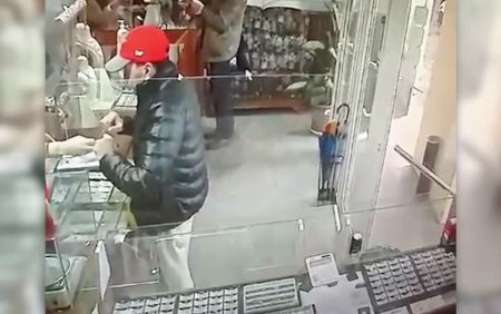 Momentul in care un individ jefuieste un magazin de bijuterii din Timisoara. Cum a reusit sa scape | VIDEO