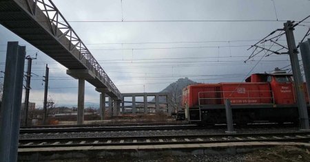 Noua pasarela peste calea ferata de mare vi<span style='background:#EDF514'>TEZA</span> naste controverse: Pare o parcare supraetajata VIDEO